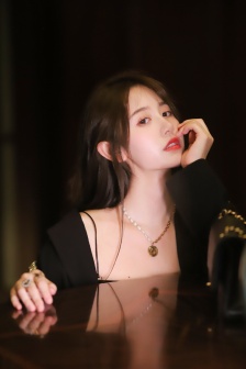女儿漂亮闺蜜住进我家的说说